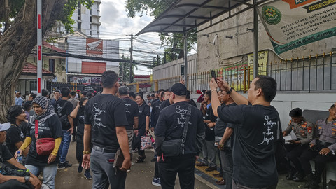 Sejumlah pendukung Hasto Kristiyanto mendatangi Pengadilan Negeri Jakarta Selatan dengan kompak mengenakan kaos berwarna hitam bertuliskan 'Tolak Kriminalisasi Hukum' dan 'Satyam Eva Jayate', Kamis (13/2/2025). Foto: Fadhil Pramudya/kumparan