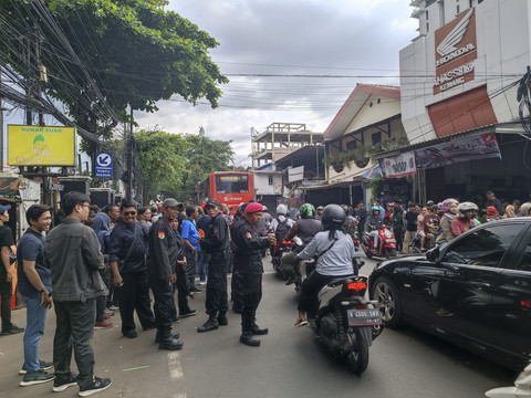 Suasana kepadatan lalu lintas imbas adanya demo jelang putusan praperadilan Hasto Kristiyanto, di sekitar Pengadilan Negeri Jakarta Selatan, Kamis (13/2/2025). Foto: Fadhil Pramudya/kumparan