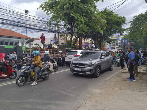 Suasana kepadatan lalu lintas imbas adanya demo jelang putusan praperadilan Hasto Kristiyanto, di sekitar Pengadilan Negeri Jakarta Selatan, Kamis (13/2/2025). Foto: Fadhil Pramudya/kumparan