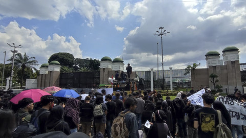 Aksi di depan gedung DPR RI pada Kamis (13/2/2025). Foto: Rachmadi Rasyad/kumparan
