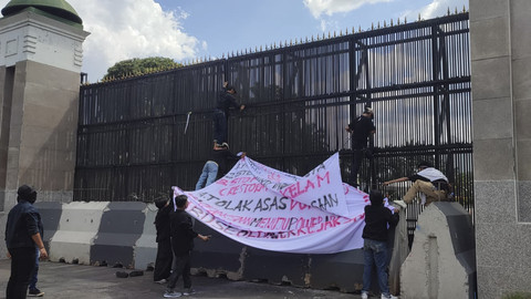 Aksi di depan gedung DPR RI pada Kamis (13/2/2025). Foto: Rachmadi Rasyad/kumparan