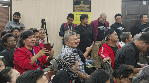 Politisi PDIP, Ribka Tjiptaning, memantau sidang putusan praperadilan Sekjen PDIP Hasto Kristiyanto di Pengadilan Negeri Jakarta Selatan, Kamis (13/2/2025). Foto: Jonathan Devin/kumparan