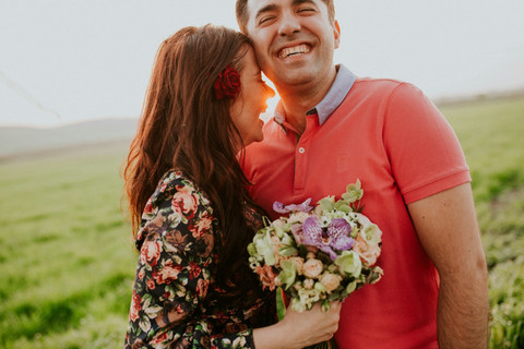 Ilustrasi Pantun Valentine Lucu. Sumber: Unsplash/Alvin Mahmudov