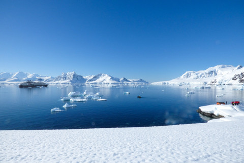 Pemandangan hamparan es di Antarktika. Foto: Shutterstock
