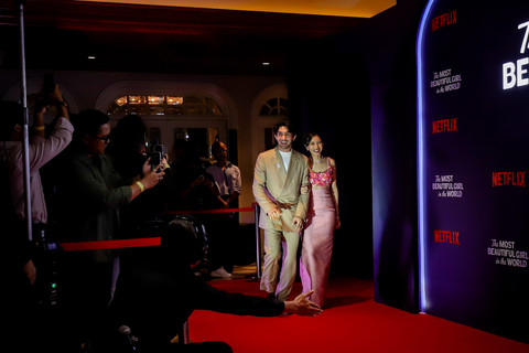 Aktor Reza Rahadian dan Aktris Sheila Dara Aisha berpose saat red carpet film The Most Beautiful Girl in The World di Metropole XXI, Jakarta, Kamis (13/2/2025). Foto: Jamal Ramadhan/kumparan