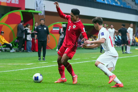 Pemain Timnas Indonesia U-20 Muhammad Alfharezzi Buffon (kiri) berebut bola dengan pemain Timnas Iran U20 Mohammad Dindar pada pertandingan Piala Asia U-20 2025 di Shenzen Youth Football Stadium, Shenzhen, Guangdong, China, Kamis (13/2/2025). Foto: Humas PSSI/ANTARA FOTO