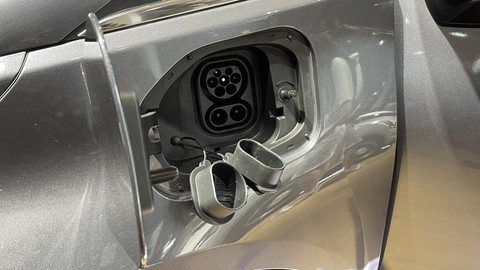 Tampilan pengisi daya batrai mobil listrik baru, New Wuling Air ev dan New Cloud EV di IIMS 2025. Foto: Sena Pratama/kumparan