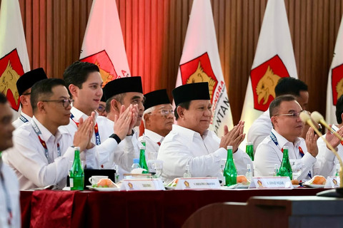 Prabowo Subianto (tengah) saat hadir pada Kongres Luar Biasa Gerindra dan ditetapkan sebagai Ketum hingga 2030. Foto: Instagram/ @prabowo