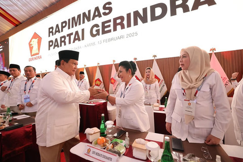 Prabowo Subianto (kiri) bersalaman dengan Titiek Soeharto saat Kongres Luar Biasa Gerindra dan ditetapkan sebagai Ketum hingga 2030. Foto: Instagram/ @prabowo