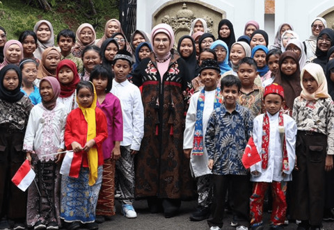 Ibu Negara Turki Emine Erdogan memakai batik saat berkunjung ke pusat budaya Turki Institut Yunus Emre di Jakarta, Rabu (12/2/2025). Foto: X/@EmineErdogan