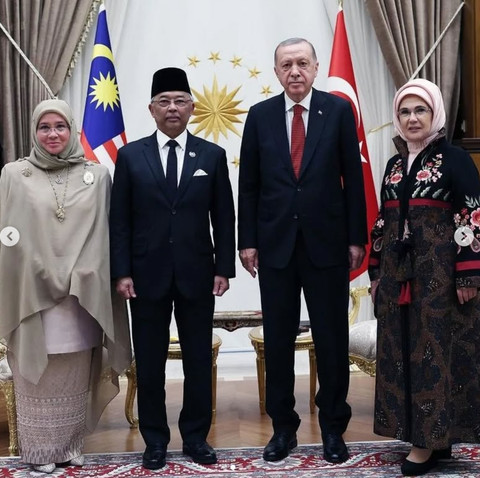 Ibu Negara Turki Emine Erdogan (kanan) mengenakan busana bermotif batik saat mendampingi Presiden Erdogan menerima Raja Malaysia dan Permaisuri di Ankara, 16 Agustus 2022. Foto: Instagram/@IndonesianinIstanbul