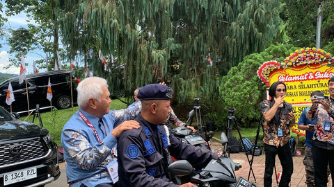 Ketua Majelis Penasihat PAN, Hatta Rajasa bersama Ketua Umum PAN, Zulkifli Hasan ke Padepokan Garuda Yaksa, Hambalang menggunakan motor, Jumat (14/2/2025). Dok. Luthfi Humam/kumparan