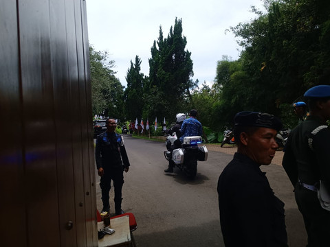 Wamendagri Bima Arya naik motor ke Padepokan Garuda Yaksa, Hambalang, Bojo Koneng, Jawa Barat, Jumat (14/2). Dok: Zamachsyari/kumparan