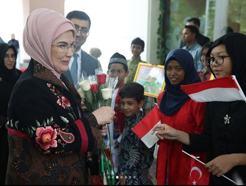 Ibu Negara Turki Emine Erdogan memakai busana Genthong Uma saat berkunjung di Institut Yunus Emre di Jakarta, Rabu (12/2/2025). Foto: Instagram/Emine Erdogan