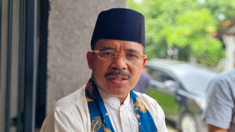 Kakak sepupu almarhum Bendahara Umum DPP Partai Demokrat, Renville Antonio, yang tewas dalam kecelakaan, Jalaluddin Alham, mewakili pihak keluarga almarhum bericara pada awak wartawan di rumah duka, Jumat (14/2). Foto: Farusma Okta Verdian/kumparan