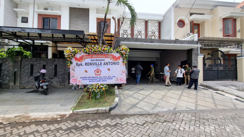 Suasana rumah duka Bendahara Umum DPP Partai Demokrat, Renville Antonio di Jemursari Regency, Surabaya, Jumat (14/2/2025). Foto: Farusma Okta Verdian/kumparan