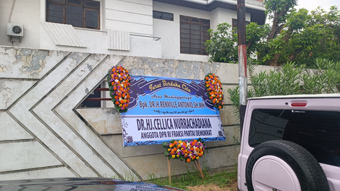 Suasana rumah duka Bendahara Umum DPP Partai Demokrat, Renville Antonio di Jemursari Regency, Surabaya, Jumat (14/2/2025). Foto: Farusma Okta Verdian/kumparan