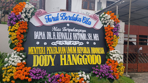 Suasana rumah duka Bendahara Umum DPP Partai Demokrat, Renville Antonio di Jemursari Regency, Surabaya, Jumat (14/2/2025). Foto: Farusma Okta Verdian/kumparan