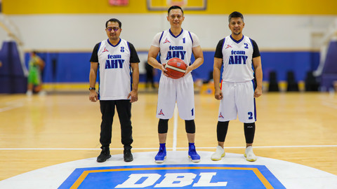 Bendum Demokrat Renville Antonio (kanan) saat foto bersama dengan Ketum Demokrat Agus Harimurti Yudhoyono (tengah). Foto: Dok. Demokrat