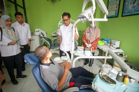 Menteri Kesehatan Budi Gunadi Sadikin (kedua kanan) berbincang dengan warga yang melakukan cek kesehatan gratis di Puskesmas Waru, Sidoarjo, Jawa Timur, Jumat (14/2/2025). Foto: ANTARA FOTO/Umarul Faruq
