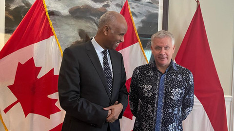 Menteri Pembangunan Internasional Kanada, Ahmed Hussen, (kiri) bersama Dubes Kanada untuk Indonesia, Jess Dutton saat menyampaikan keterangan pers di Jakarta pada Jumat (14/2/2025). Foto: Andreas Gerry Tuwo/kumparan