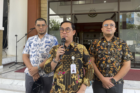 Kepala Kejaksaan Negeri Jakarta Pusat, Safrianto Zuriat Putra (tengah), usai pelimpahan berkas perkara Tom Lembong, di Kejaksaan Negeri Jakarta Pusat, Jumat (14/2/2025). Foto: Fadhil Pramudya/kumparan