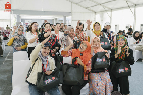 Shopee mengadakan pelatihan keterampilan digital kepada ribuan ibu di 11 kota di Indonesia.  Foto: Dok. Shopee