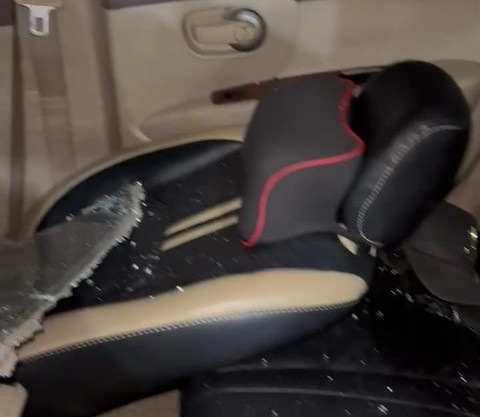 Serpihan kaca di dalam mobil usai di rampok. | Foto: Istimewa
