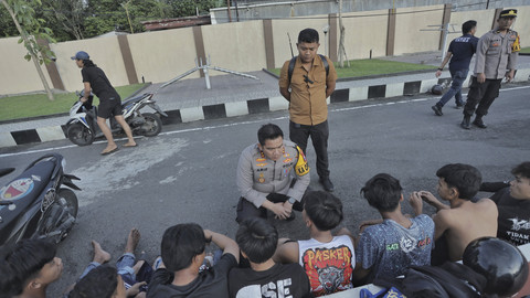 Polisi mengamankan puluhan pesilat yang konvoi dan bleyer-bleyer di depan Mapolres Blitar. Foto: Dok. Polres Blitar Kota
