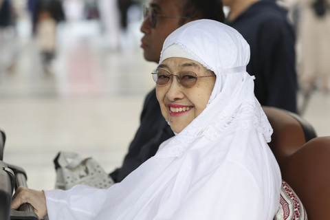 Presiden ke-5 Megawati Soekarnoputri  di Masjid Nabawi, Madinah, Arab Saudi, Kamis (13/2/2025). Foto: Monang Sinaga/Antara Foto