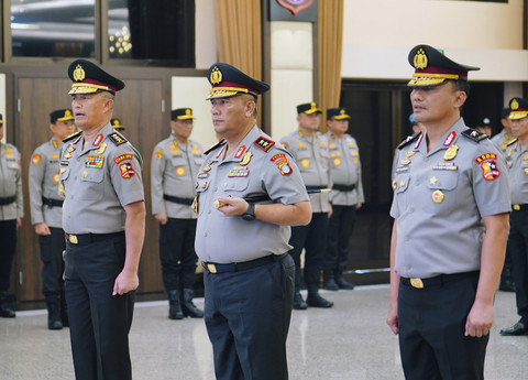 Kapolri Jenderal Listyo Sigit Prabowo memimpin upacara kenaikan pangkat 22 perwira tinggi Polri di Gedung Rupattama Mabes Polri, Jakarta, Jumat (14/2/2025). Foto: Dok. Polri