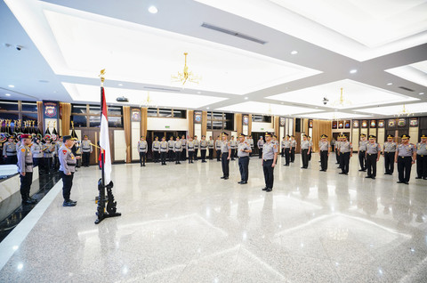 Kapolri Jenderal Listyo Sigit Prabowo memimpin upacara kenaikan pangkat 22 perwira tinggi Polri di Gedung Rupattama Mabes Polri, Jakarta, Jumat (14/2/2025). Foto: Dok. Polri