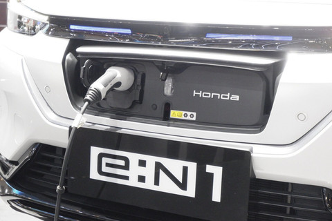 PT Honda Prospect Motor (HPM) secara resmi memperkenalkan mobil listrik Honda e:N1 di Indonesia.  Foto: Sena Pratama/kumparan