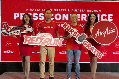 Head of Indonesia Affairs and Policy Indonesia AirAsia, Eddy Krismeidi (kedua kanan) dan Director AirAsia RedRun 2025, Andreas Kansil (kedua kiri) dalam acara konferensi pers AirAsia Free Seat & AirAsia RedRun 2025 di Jakarta pada Jumat (14/2/2025). Foto: Gitario Vista Inasis/kumparan