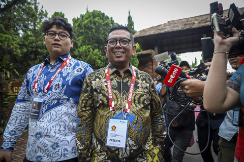 Gubernur terpilih Banten Andra Soni menjawab pertanyaan awak media usai mengikuti pertemuan dengan Presiden Prabowo di Padepokan Garuda Yaksa, Hambalang, Bogor, Jawa Barat, Jumat (14/2/2025). Foto: Iqbal Firdaus/kumparan
