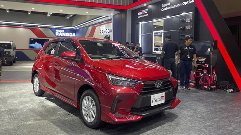 PT Toyota-Astra Motor (TAM) menghadirkan varian baru Toyota Agya Stylix GR Parts di IIMS 2025.  Foto: Sena Pratama/kumparan