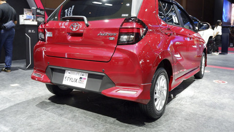 PT Toyota-Astra Motor (TAM) menghadirkan varian baru Toyota Agya Stylix GR Parts di IIMS 2025.  Foto: Sena Pratama/kumparan