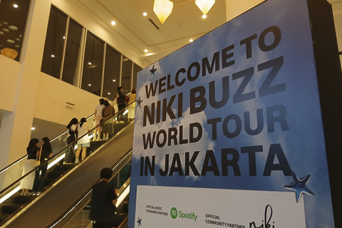 Situasi terkini tur konser Buzz World Tour NIKI 2024-2025 di BCIS, Jakarta Utara, Jumat (14/2/2025). Foto: Vincentius Mario/kumparan