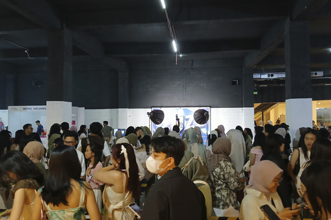 Situasi terkini tur konser Buzz World Tour NIKI 2024-2025 di BCIS, Jakarta Utara, Jumat (14/2/2025). Foto: Vincentius Mario/kumparan