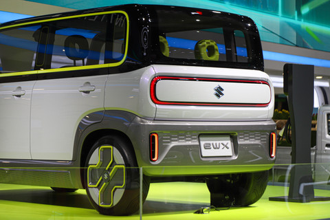 Tampilan mobil Suzuki Global BEV Concept Vehicle e-WX di Indonesia International Motor Show (IIMS) 2025 di JI Expo Kemayoran, Jakarta, Sabtu (15/2/2025). Foto: Iqbal Firdaus/kumparan