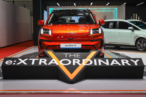 Tampilan mobil Aion V di Indonesia International Motor Show (IIMS) 2025 di JI Expo Kemayoran, Jakarta, Sabtu (15/2/2025). Foto: Iqbal Firdaus/kumparan