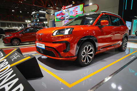 Tampilan mobil Aion V di Indonesia International Motor Show (IIMS) 2025 di JI Expo Kemayoran, Jakarta, Sabtu (15/2/2025). Foto: Iqbal Firdaus/kumparan