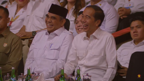 Jokowi bersama Sekjen Partai Gerindra, Ahmad Muzani, di acara peringatan HUT Gerindra di Sentul International Convention Center (SICC), Bogor, Sabtu (15/2/2025). Foto: Dok. Istimewa
