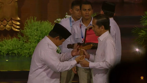 Presiden ke 7 Joko Widodo menerima kris pemberian dari Presiden ke 8 Prabowo Subianto di HUT Gerindra di SICC Bogor, Sabtu (15/2/2025). Foto: Dok. Istimewa
