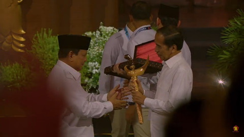 Presiden ke 7 Joko Widodo menerima kris pemberian dari Presiden ke 8 Prabowo Subianto di HUT Gerindra di SICC Bogor, Sabtu (15/2/2025). Foto: Dok. Istimewa