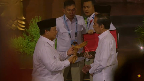 Presiden ke 7 Joko Widodo menerima kris pemberian dari Presiden ke 8 Prabowo Subianto di HUT Gerindra di SICC Bogor, Sabtu (15/2/2025). Foto: Dok. Istimewa