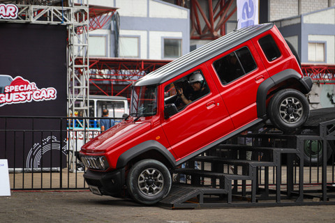 Profesional Offroader bersama pengunjung menaiki Suzuki Jimny di area outdoor Indonesia International Motor Show (IIMS) 2025, JI Expo Kemayoran, Jakarta, Sabtu (15/2/2025). Foto: Iqbal Firdaus/kumparan