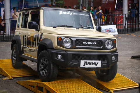 Profesional Offroader bersama pengunjung menaiki Suzuki Jimny di area outdoor Indonesia International Motor Show (IIMS) 2025, JI Expo Kemayoran, Jakarta, Sabtu (15/2/2025). Foto: Iqbal Firdaus/kumparan