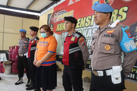 Polisi menangkap Agnes (34 tahun), seorang ibu warga Kecamatan Candi, Sidoarjo, yang melakukan penganiayaan dengan menyiram air panas ke anak kandungnya. Foto: dok. Polresta Sidoarjo