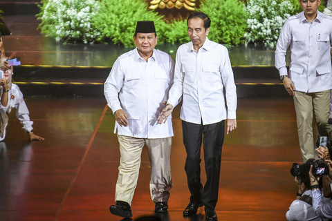 Presiden Prabowo Subianto (kiri) yang juga Ketua Umum Partai Gerindra berjalan bersama dengan Presiden ke-7 Joko Widodo (kedua kanan) saat menghadiri perayaan HUT ke-17 Partai Gerindra di Sentul International Convention Center, Bogor, Sabtu (15/2). Foto: ANTARA FOTO/Hafidz Mubarak A